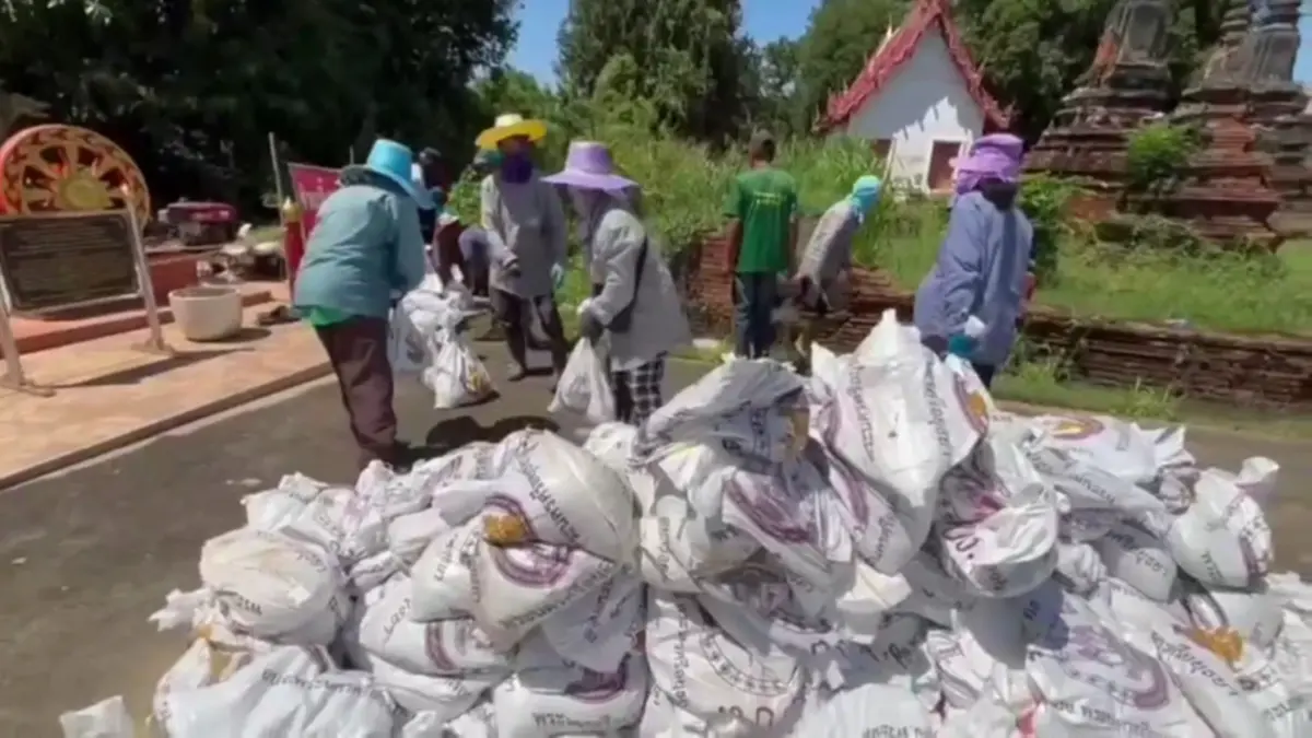 กรมศิลป์ขน 2,000 กระสอบทราย ป้องกันน้ำท่วมวัดเชิงท่าอยุธยา