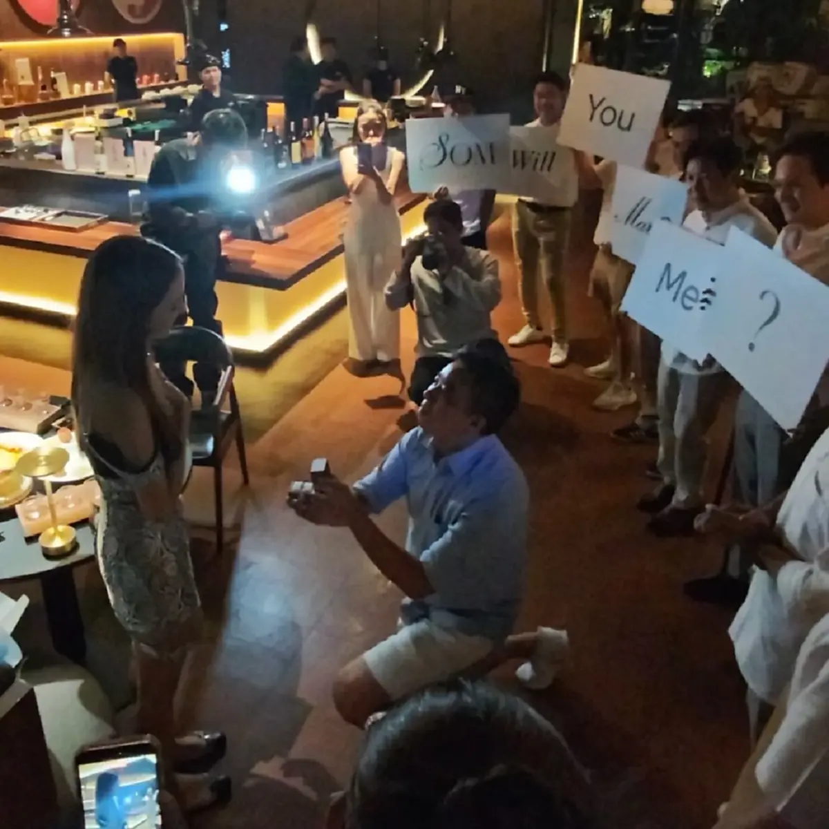 เซอร์ไพรส์ ดาราสาวดัง ถูกแฟนหนุ่มคุกเข่าขอแต่งงาน กลางร้านหรู