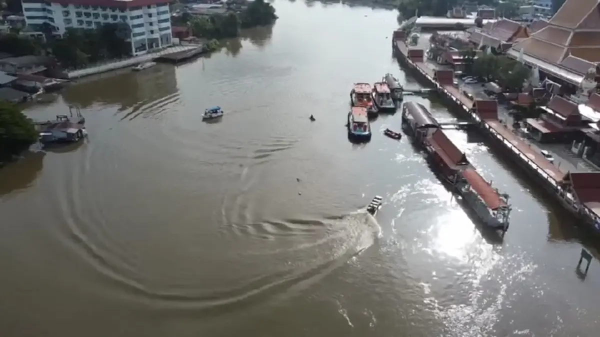 ลุยแผนกู้เรือลากจูงจมป่าสัก 18 เมตร! ใช้เครนลากเข้าน้ำตื้น