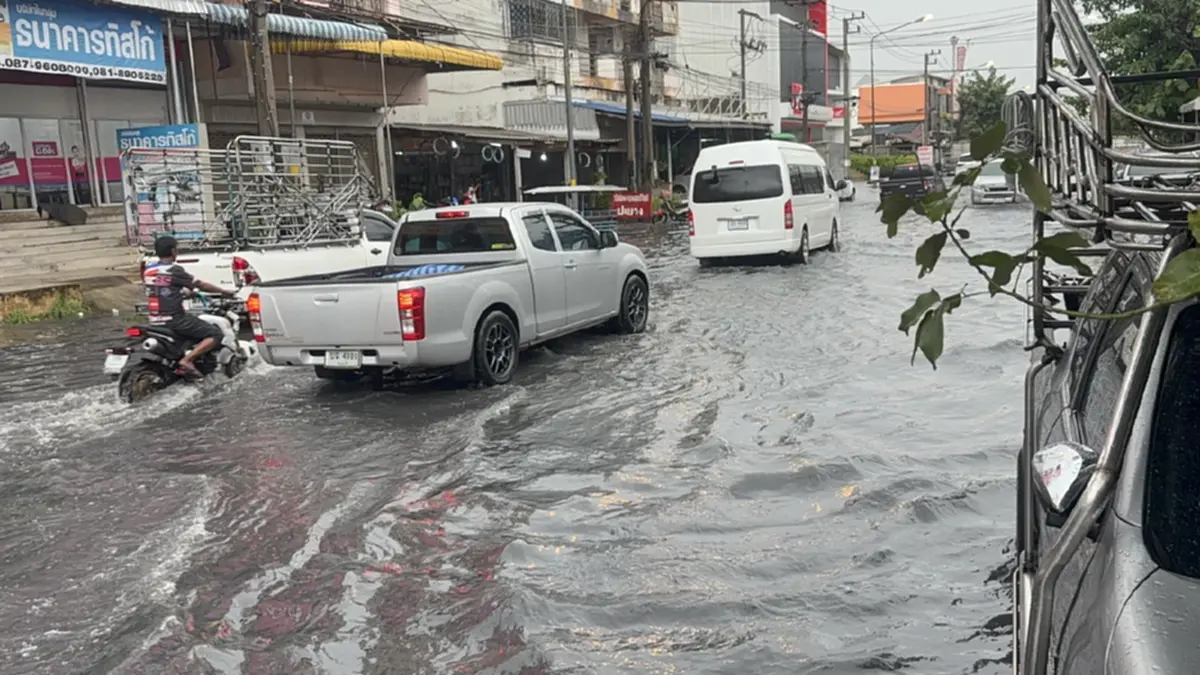 ฝนถล่มอ่างทองจม! น้ำขังสูง 60 ซม. เทศบาลฯ เร่งสูบ 2 ชม. แห้ง