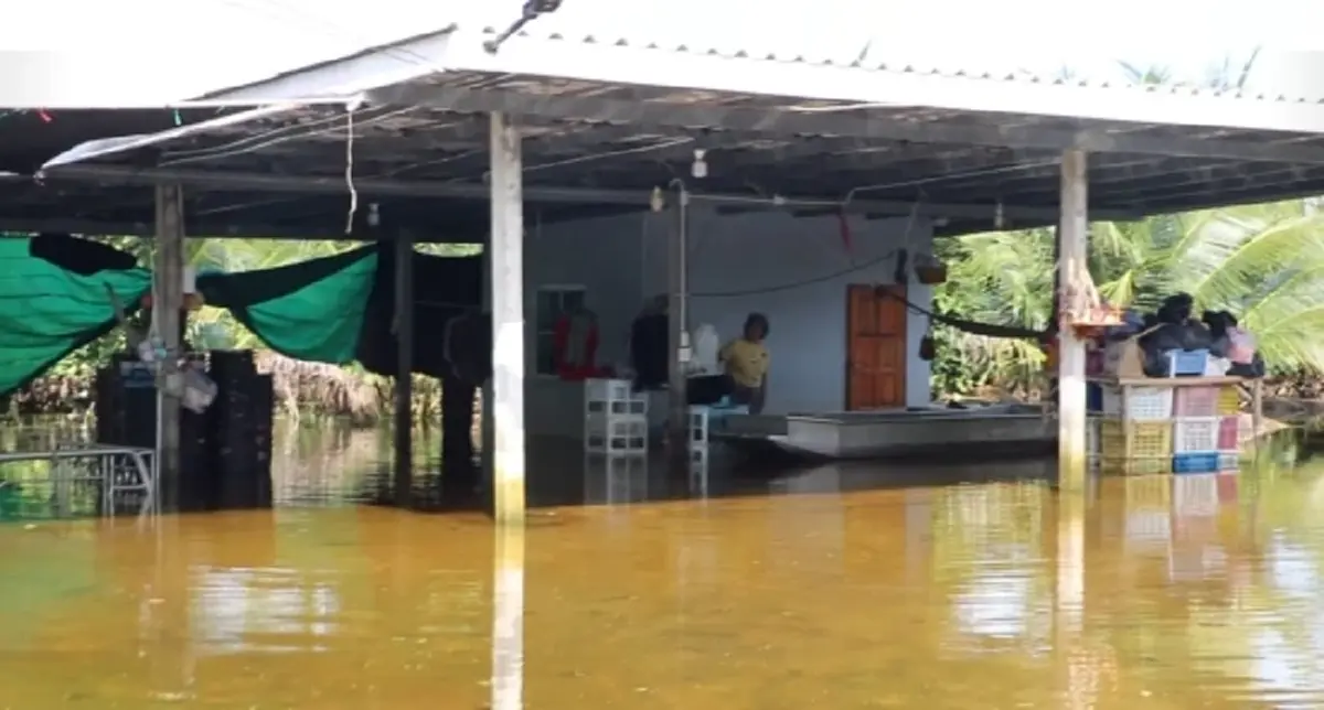 สุดทรมาน! ชาวบ้านราชบุรีต้องนอนบนเรือนานกว่า 20 วัน