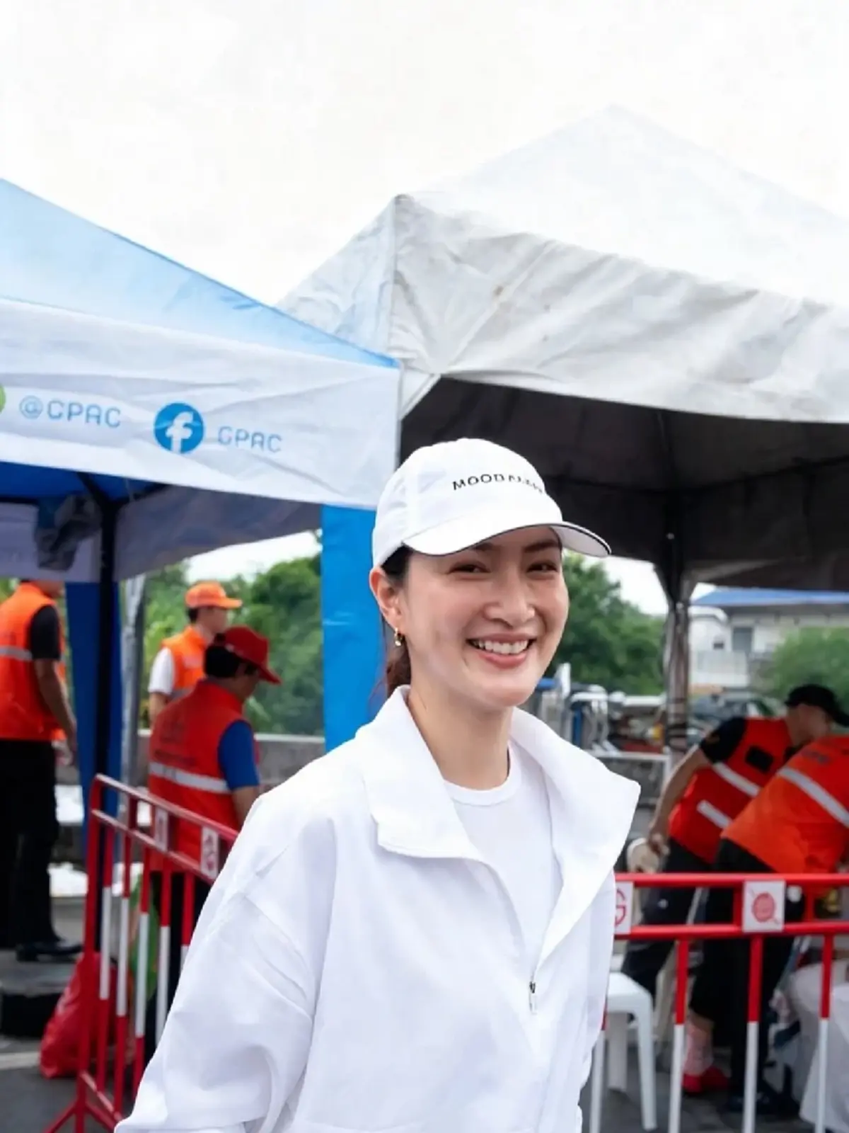 ใจบุญไม่เคยเปลี่ยน นางเอกสาว  ลงพื้นที่แจกของ ช่วยผู้ประสบภัย