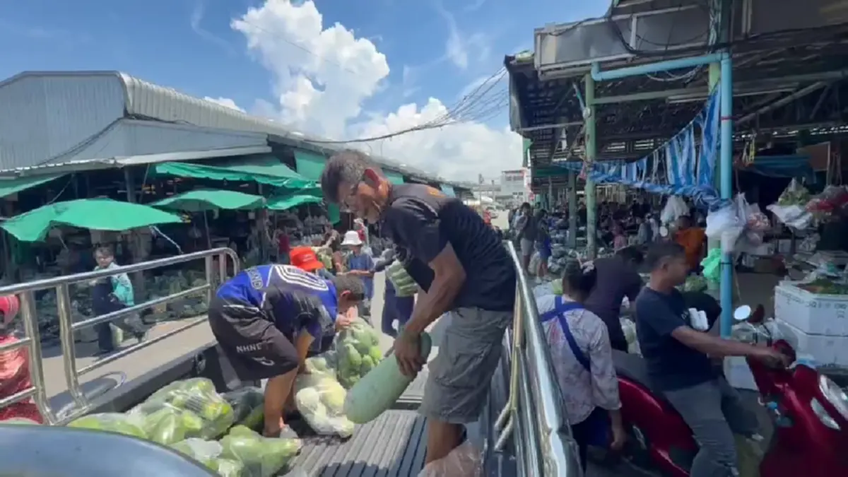 พ่อค้าชลบุรี ขนผักเต็มคันถวาย "พระครูป้อม" ทำข้าวกล่องแจกพานทอง