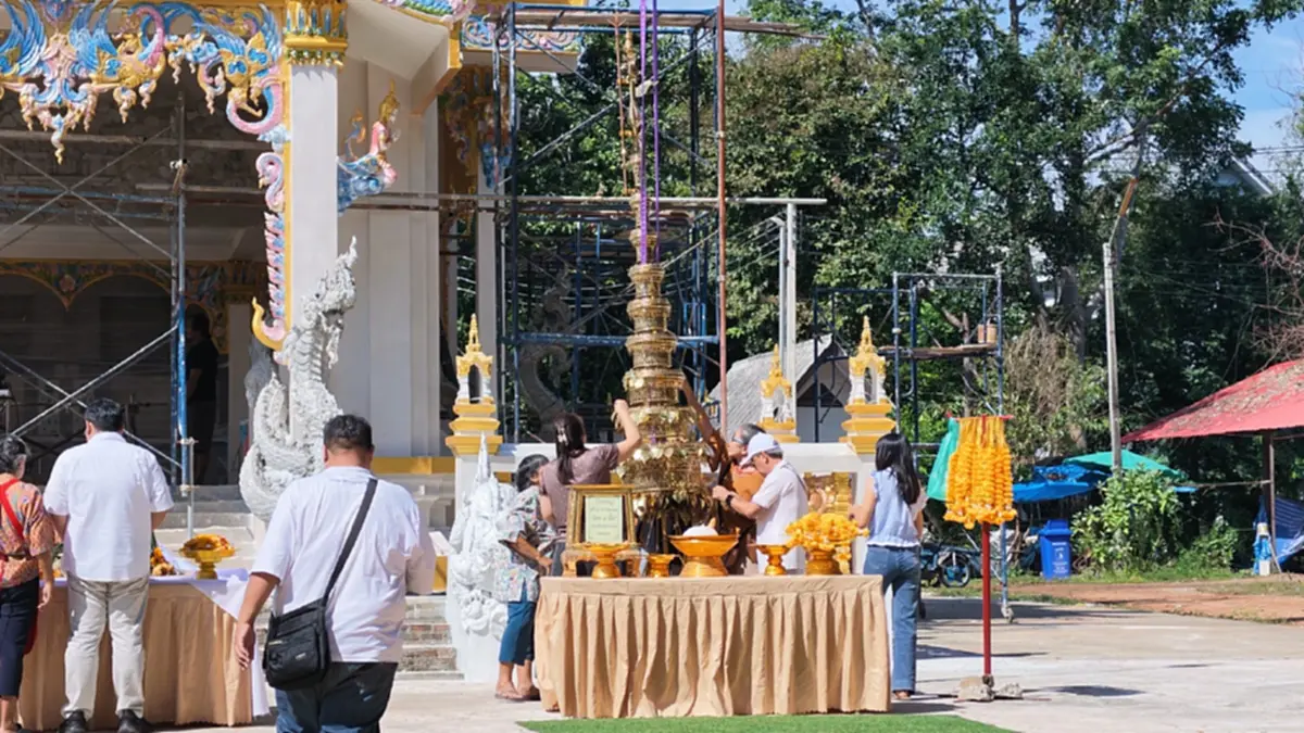 เปิดเลขมงคล พิธียกฉัตรทองคำขึ้นประดิษฐานบนยอดเมรุหลังใหม่