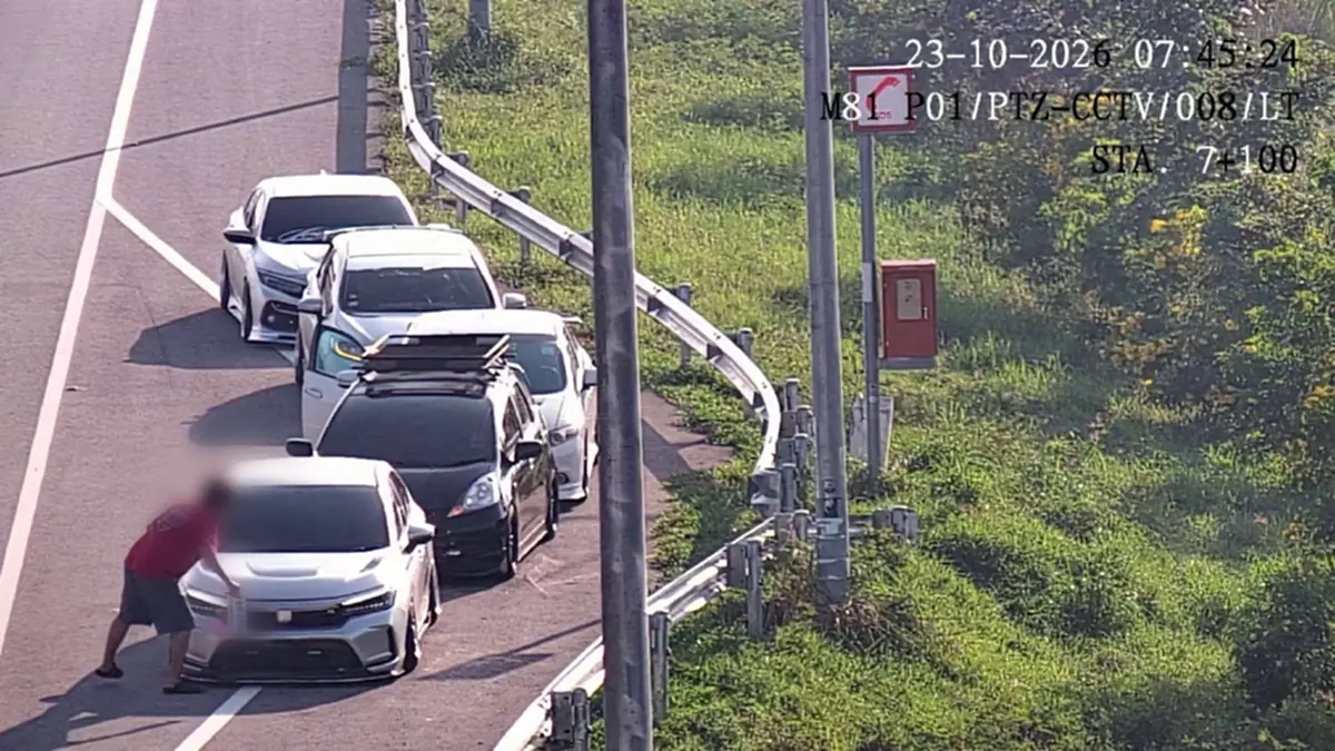 งานเข้าแล้ว หนุ่มถอดป้ายทะเบียน ขึ้น M81 ฟรี หลักฐานชัด