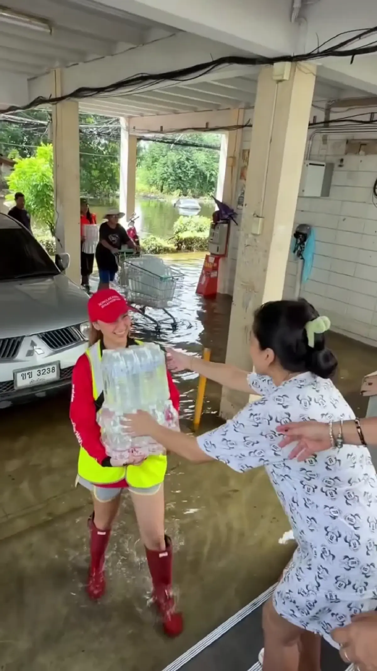 "คารีสา" ลุยช่วยแฟลตคลองจั่น แจกข้าว ส่งกำลังใจผู้ประสบภัย 