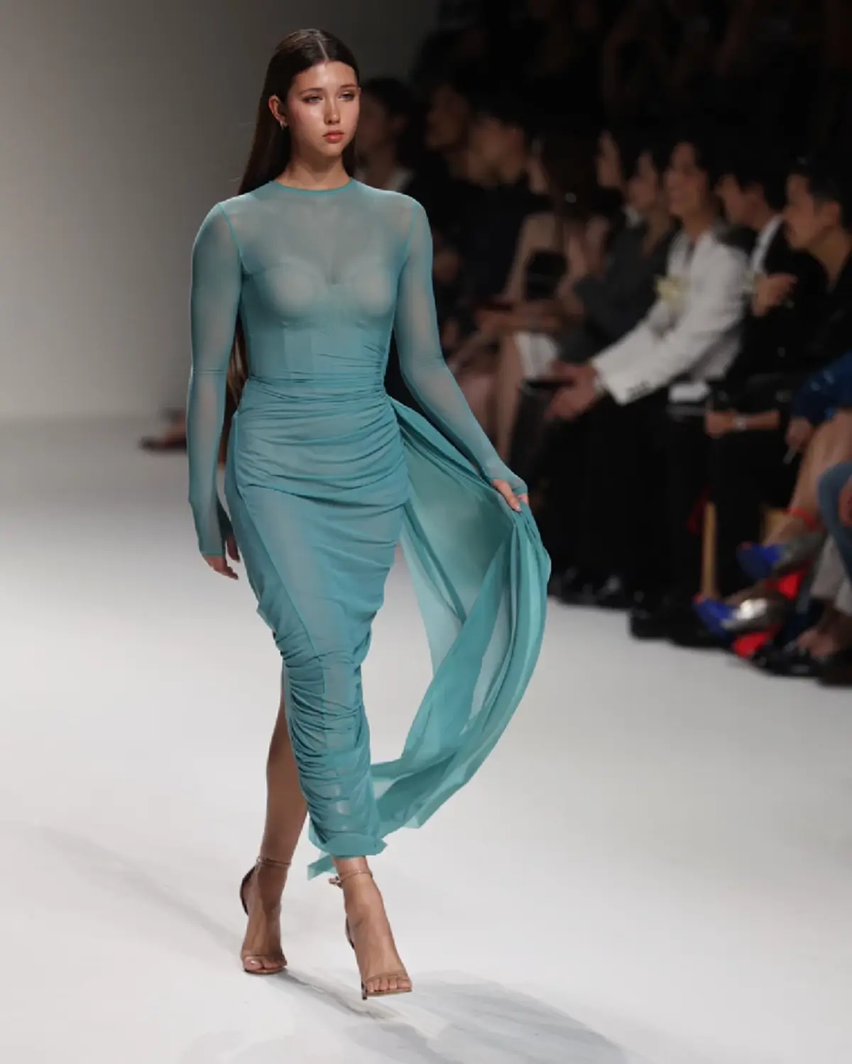 ลูกไม้ตกใต้ต้น  ลูกสาวนางแบบชื่อดัง เดินสับบนรันเวย์ สวยคมสง่า