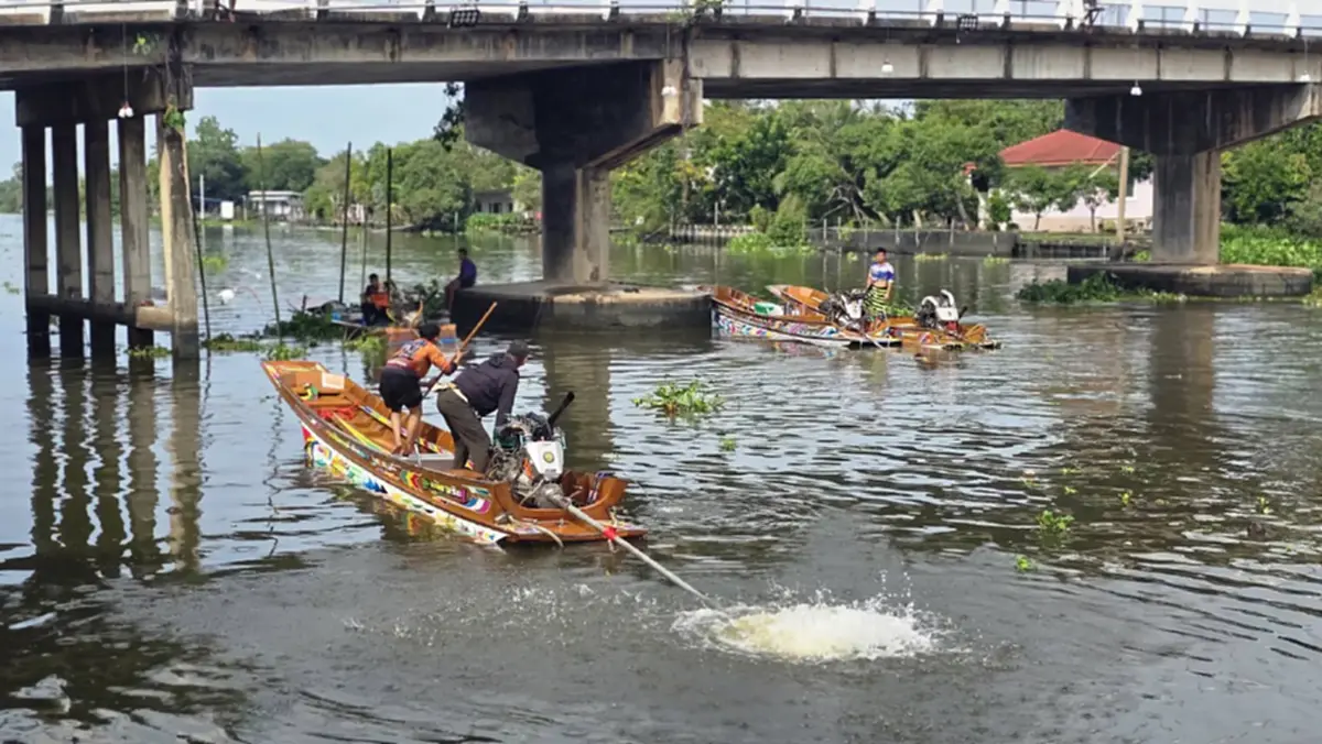 เรือซิ่งบ้านแพ้ว 50 ลำถอนกำลัง! หลังดันน้ำดำเนินสะดวก 8 วัน