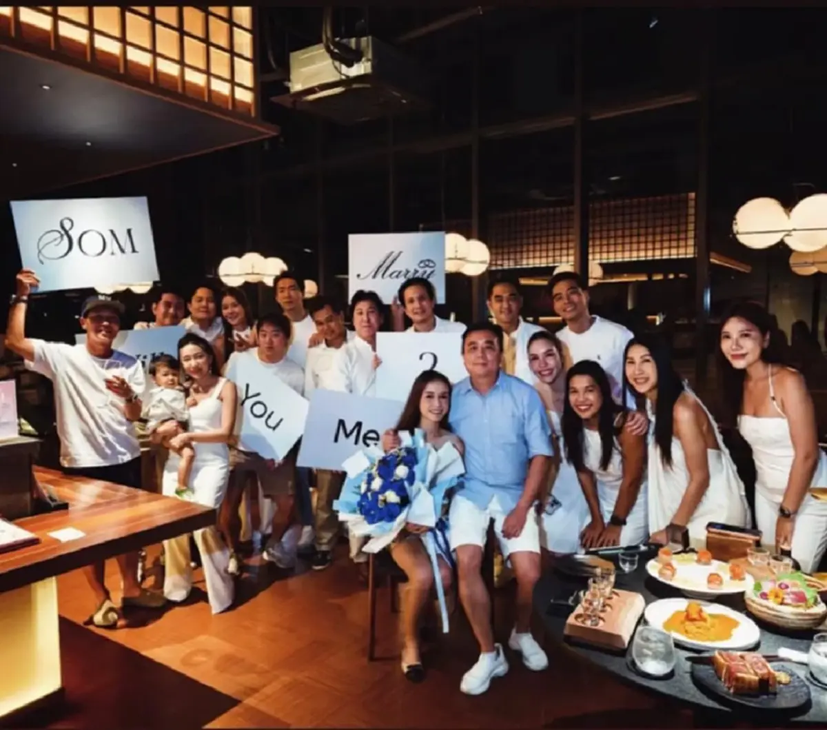เซอร์ไพรส์ ดาราสาวดัง ถูกแฟนหนุ่มคุกเข่าขอแต่งงาน กลางร้านหรู