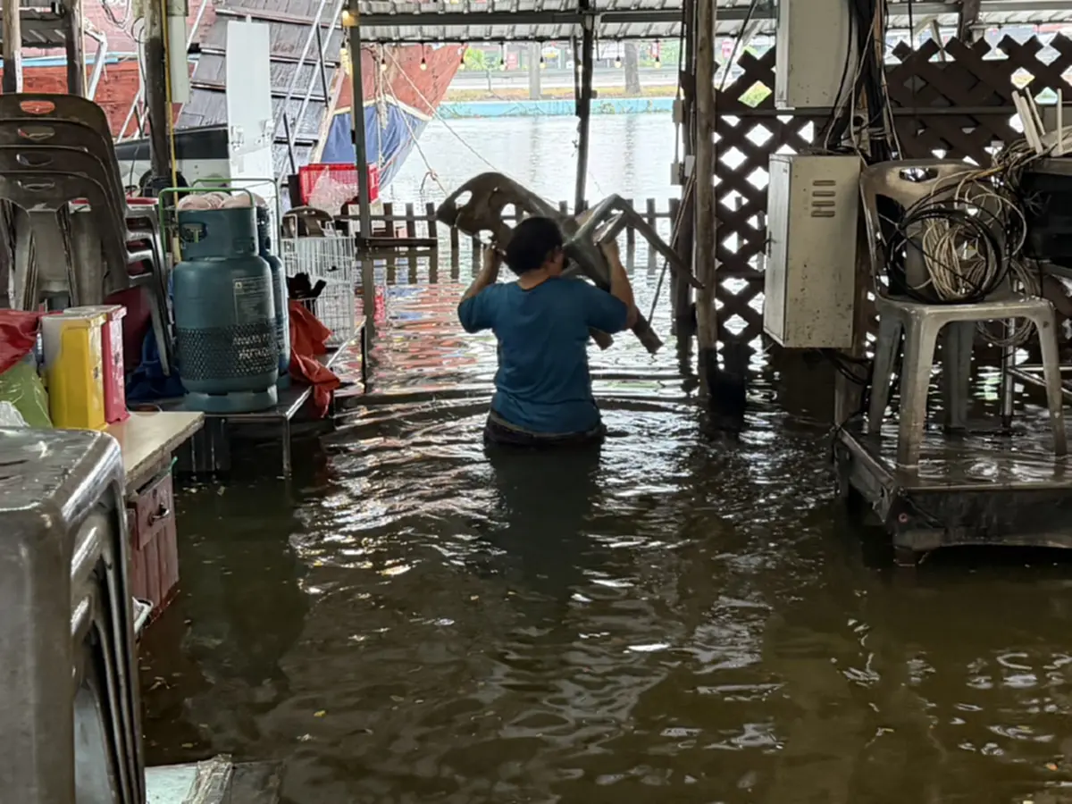 น้ำคลองรังสิตทะลักท่วมร้านก๋วยเตี๋ยวเรือ 70 ซม. เร่งขนย้ายหนี