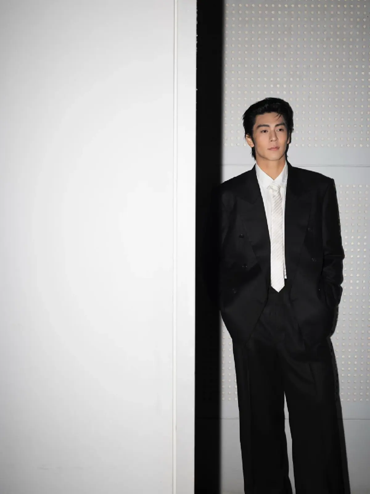 พระเอกหนุ่ม หั่นผมสั้นลุคใหม่ หล่อออร่าพุ่ง ก่อนเข้ากรม 1 พ.ย. นี้ 