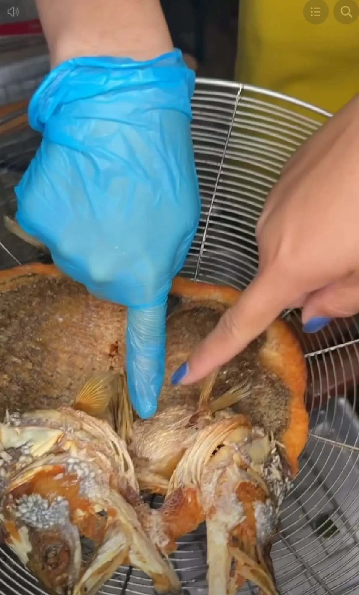ร้านดัง เจอลูกค้าขอเงินคืน อ้างปลาทอดมีพลาสติก เห็นสภาพกุมขมับ
