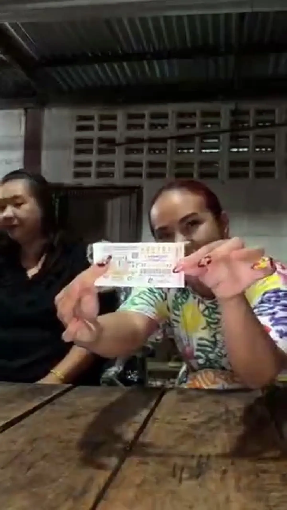 ขนลุก! ครูปุ้ยล้วงไหได้เลข ก่อนเฮลั่นถูกรางวัลที่ 1 สองใบ