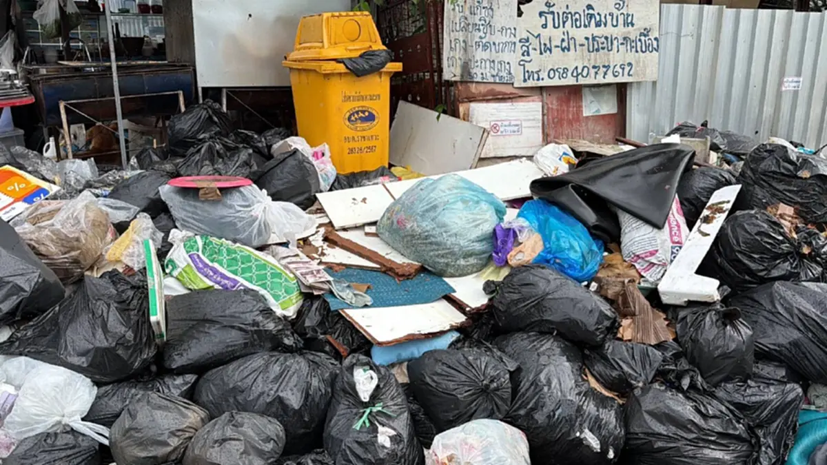 สาวน้ำตาซึม! ขยะกองท่วมหัวปิดทางเข้าบ้าน ถูกไล่ไปอยู่บนเขา