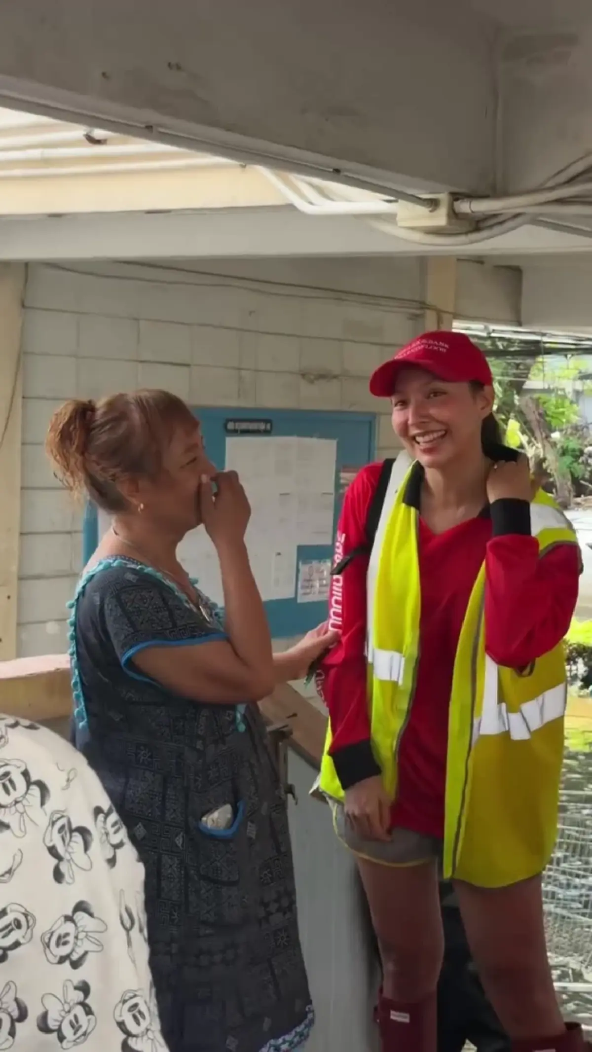 "คารีสา" ลุยช่วยแฟลตคลองจั่น แจกข้าว ส่งกำลังใจผู้ประสบภัย 