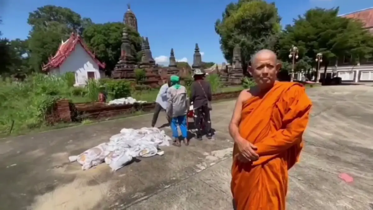 กรมศิลป์ขน 2,000 กระสอบทราย ป้องกันน้ำท่วมวัดเชิงท่าอยุธยา