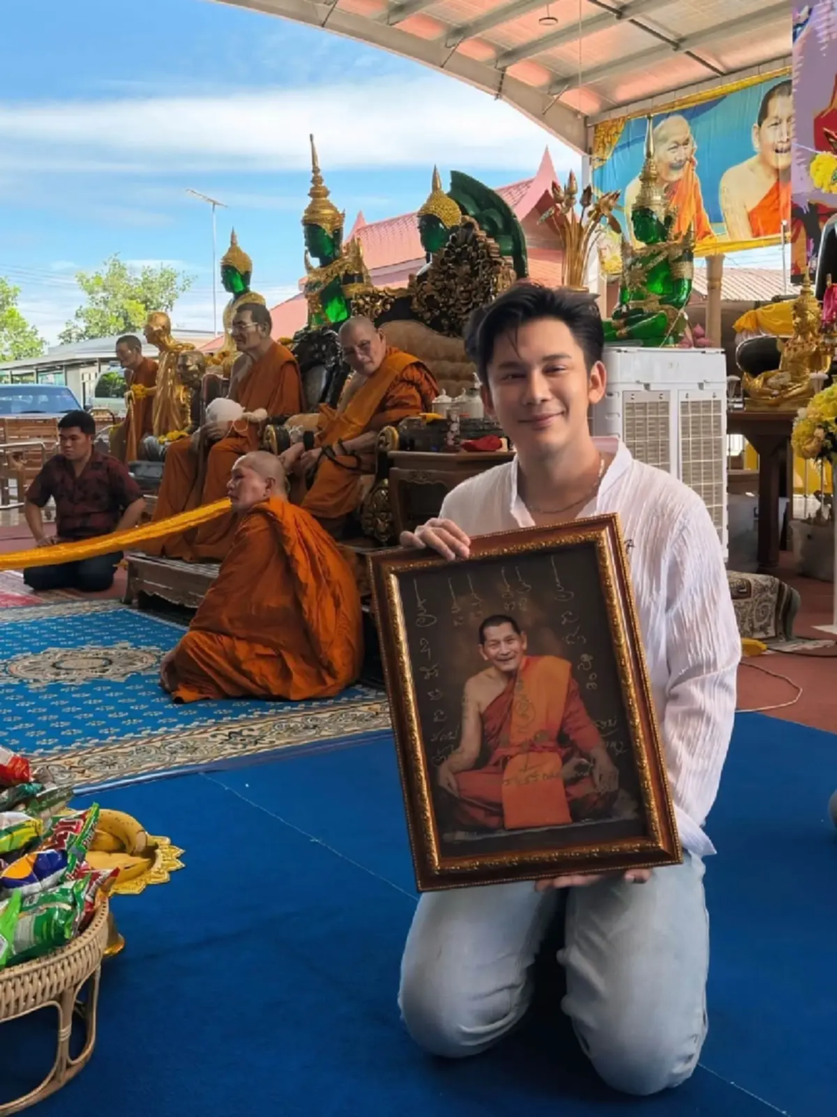 วันดีหลังออกพรรษา ก๊อต จิรพัฒน์ กราบหลวงปู่ศิลา ถวายดอกบัว 31 ดอก แจกหนังสือสวดมนต์