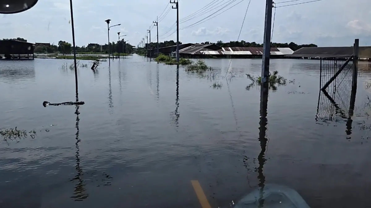 น้ำท่วมสุพรรณบุรี 10 อำเภอ 33,035 ครัวเรือนได้รับผลกระทบ