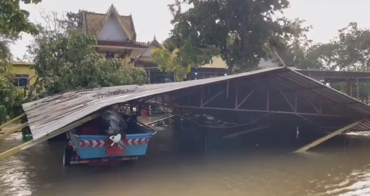 นาทีชีวิต! พายุพัดหลังคาถล่มทับกู้ภัยลุยน้ำท่วม รอดยกคัน