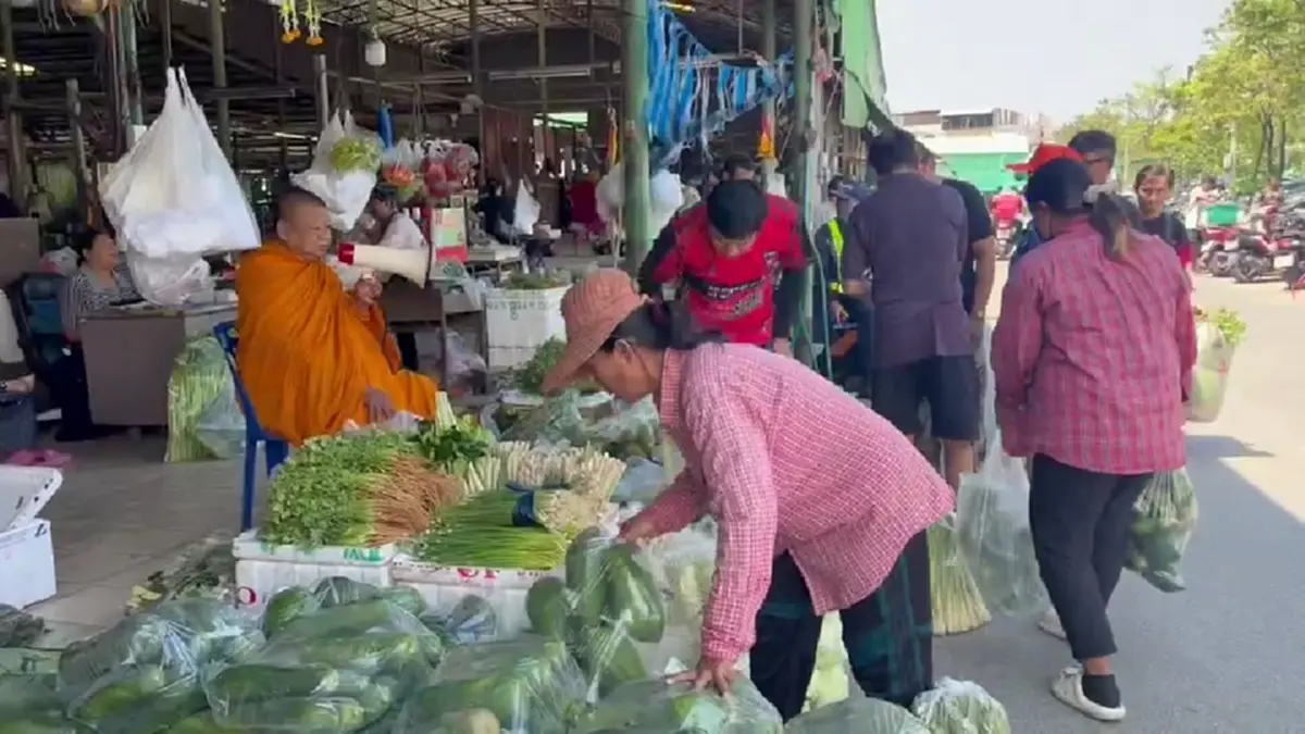 พ่อค้าชลบุรี ขนผักเต็มคันถวาย "พระครูป้อม" ทำข้าวกล่องแจกพานทอง