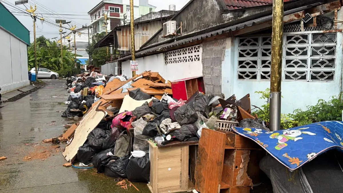 สาวน้ำตาซึม! ขยะกองท่วมหัวปิดทางเข้าบ้าน ถูกไล่ไปอยู่บนเขา