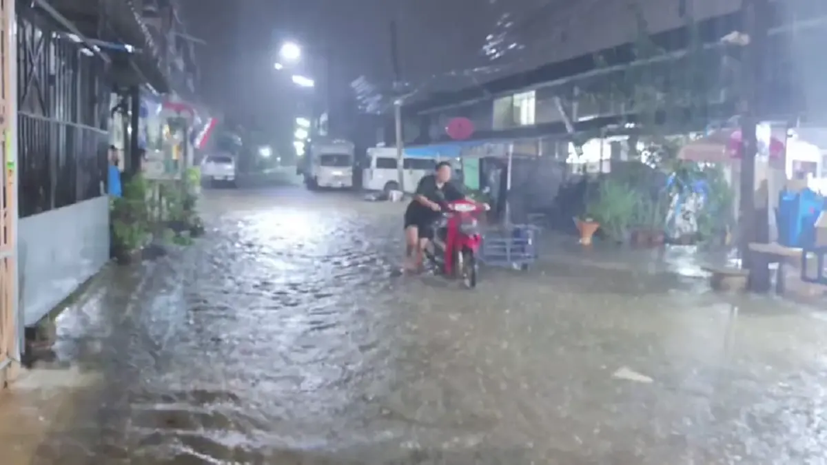 เตือน 5 นาทีฝนถล่มยับ! เมืองกาญจน์จมบาดาล ขนของหนีน้ำวุ่น