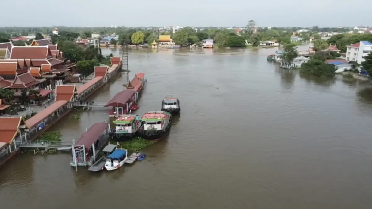 ลุยแผนกู้เรือลากจูงจมป่าสัก 18 เมตร! ใช้เครนลากเข้าน้ำตื้น