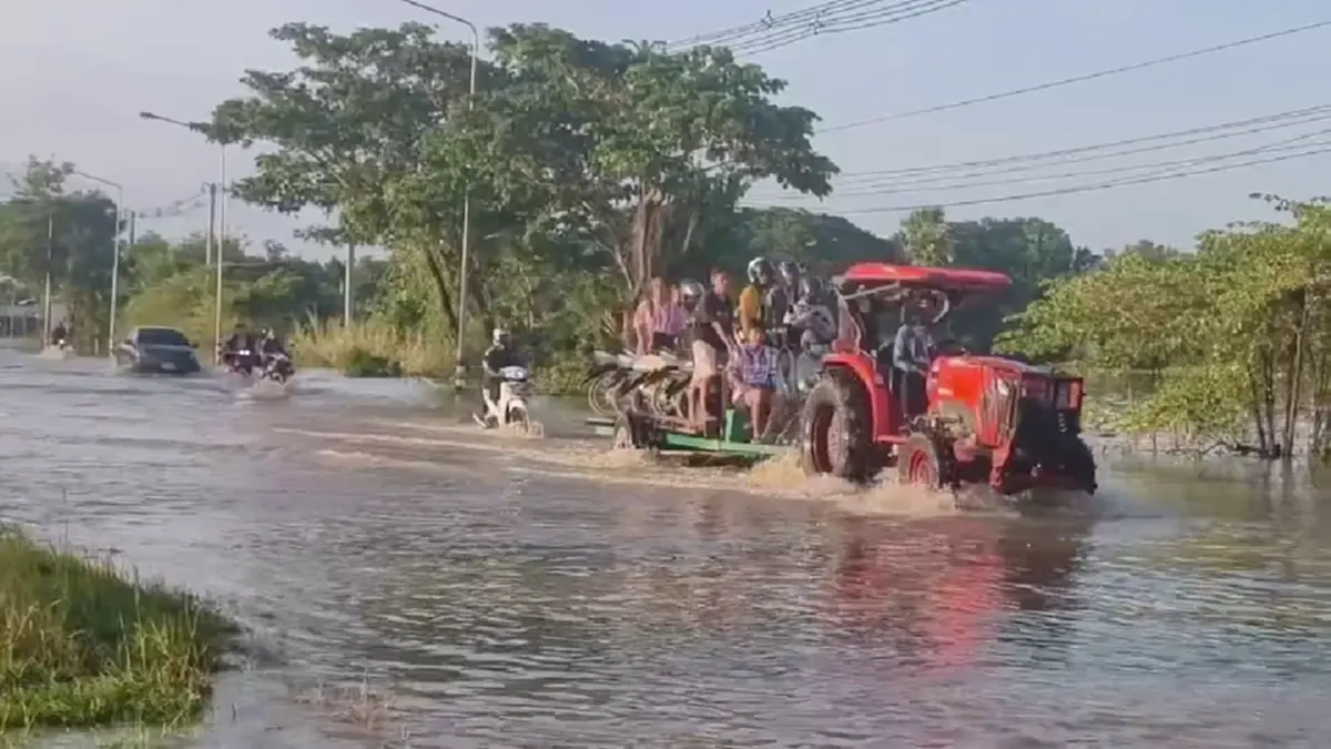 น้ำแม่วงก์ทะลักท่วมลาดยาว! ถนนจม 60 ซม. รถเล็กผ่านไม่ได้