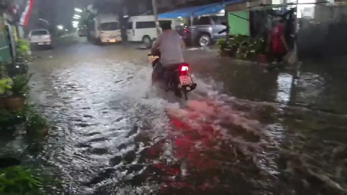 เตือน 5 นาทีฝนถล่มยับ! เมืองกาญจน์จมบาดาล ขนของหนีน้ำวุ่น