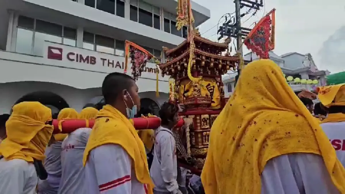 ภูเก็ตคึกคัก! ชุดขาวแน่นรับแห่พระ จุดประทัดต้อนรับสนั่น
