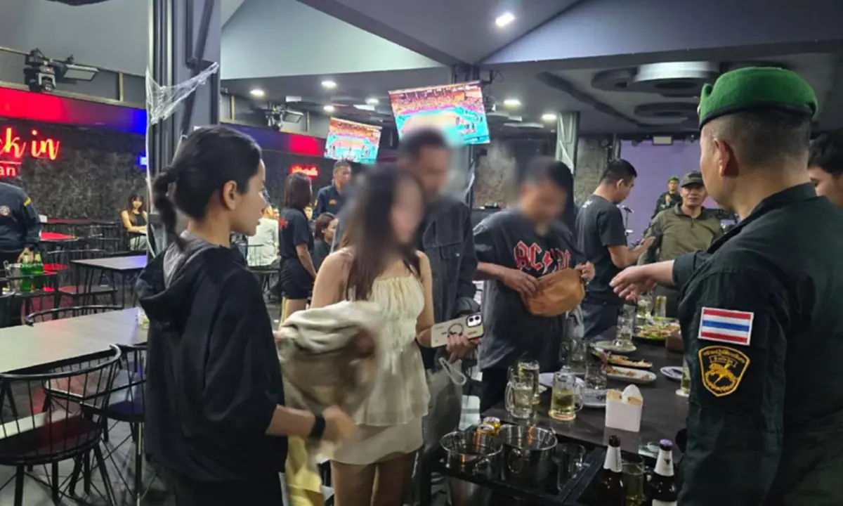 บุกตรวจร้านเหล้าไร้ใบอนุญาต เปิดเกินเวลา พบยาเสพติด เล่นพนัน