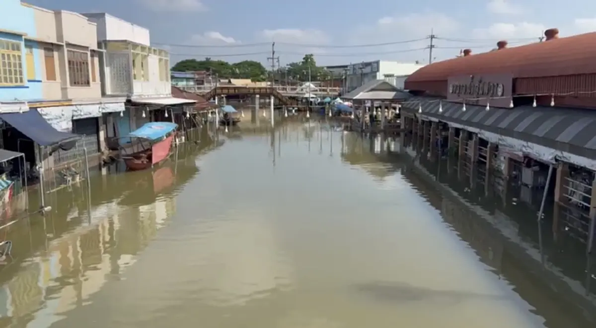 หนักสุดในรอบ 60 ปี! น้ำหนุนท่วมตลาดน้ำอัมพวาถึงชั้นบนบ้าน