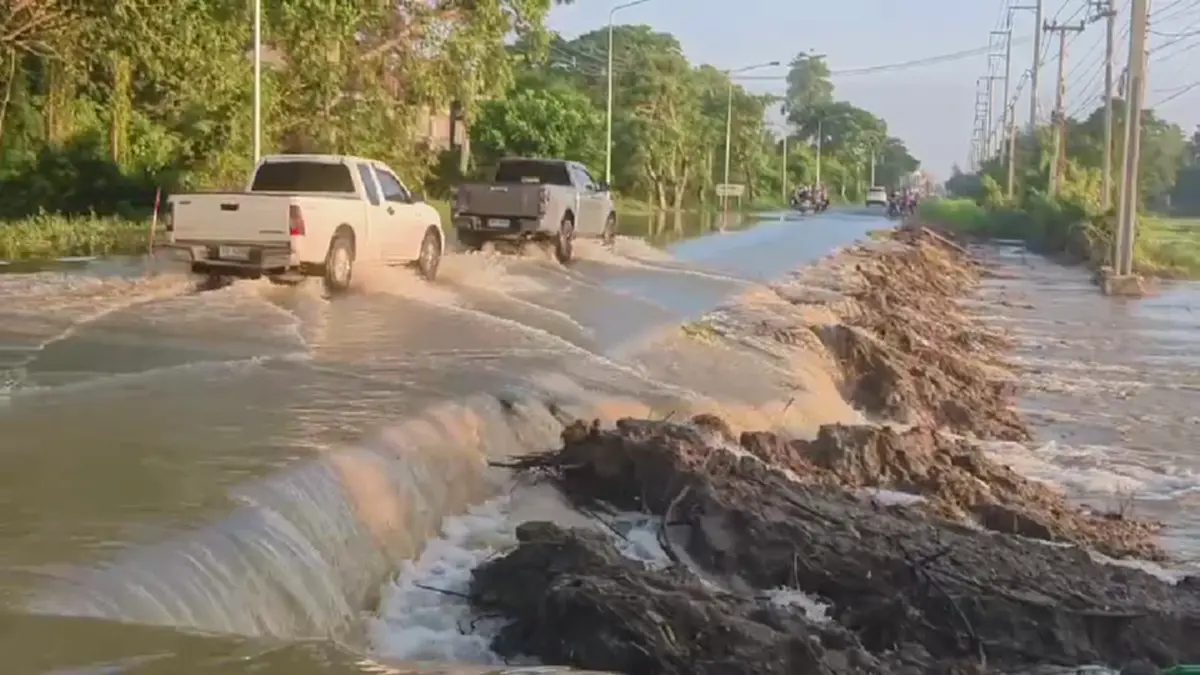 น้ำแม่วงก์ทะลักท่วมลาดยาว! ถนนจม 60 ซม. รถเล็กผ่านไม่ได้