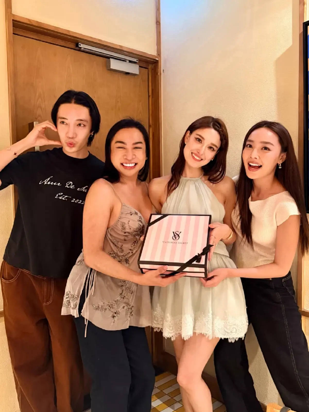 หรือว่าจะเปิดตัวแล้ว ภาพหลุดเฉลยความสัมพันธ์  แฟนคลับเฮลั่น
