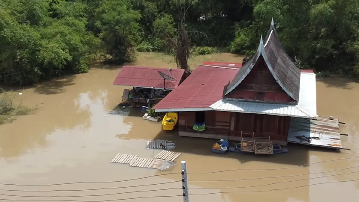 อยุธยาท่วมหนัก 3 เมตร! ชาวบ้านกู้เงินซื้อเรือ วอนเร่งระบาย