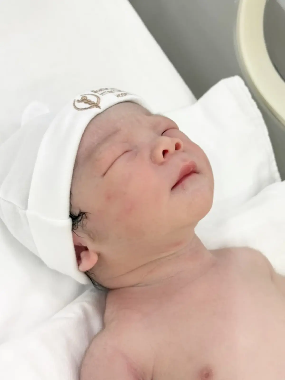 เมย์ พิชญ์นาฏ คลอดแล้ว เผยโฉมหนูน้อยผิวขาวจ้ำม่ำน่ารักน่าเอ็นดู