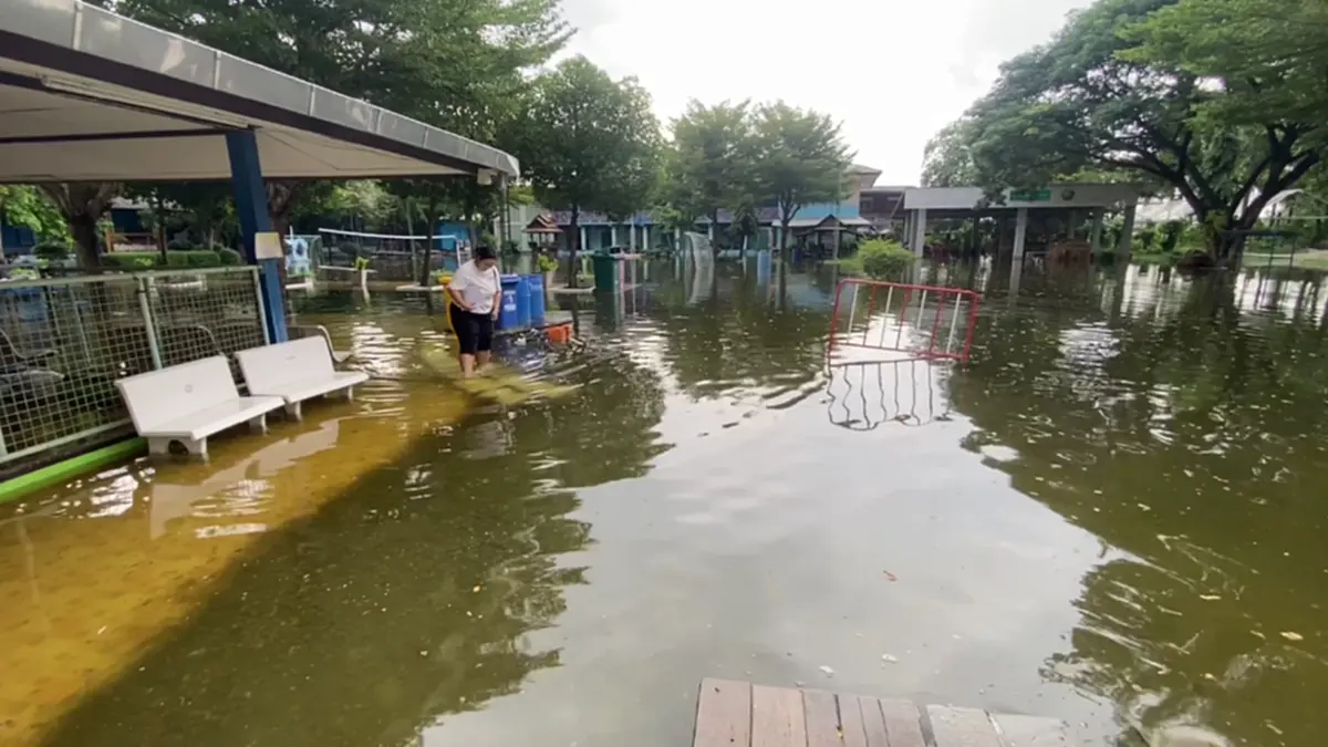 ท่าจีนทะลักท่วม รรร.วัดไทยาวาส 70 ซม. ลุ้นเปิดเรียน 2 พ.ย.