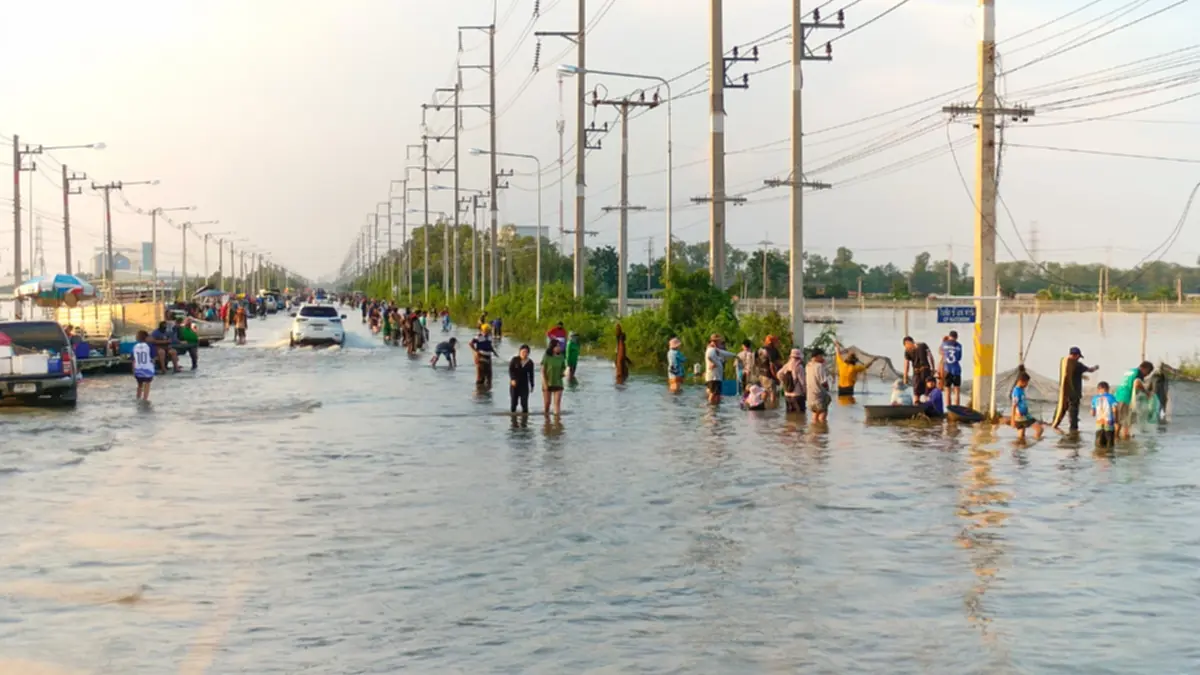 มหกรรมทอดแห! ชาวบ้านแห่จับปลาแน่นถนน หลังน้ำท่วมบ่อกุ้ง