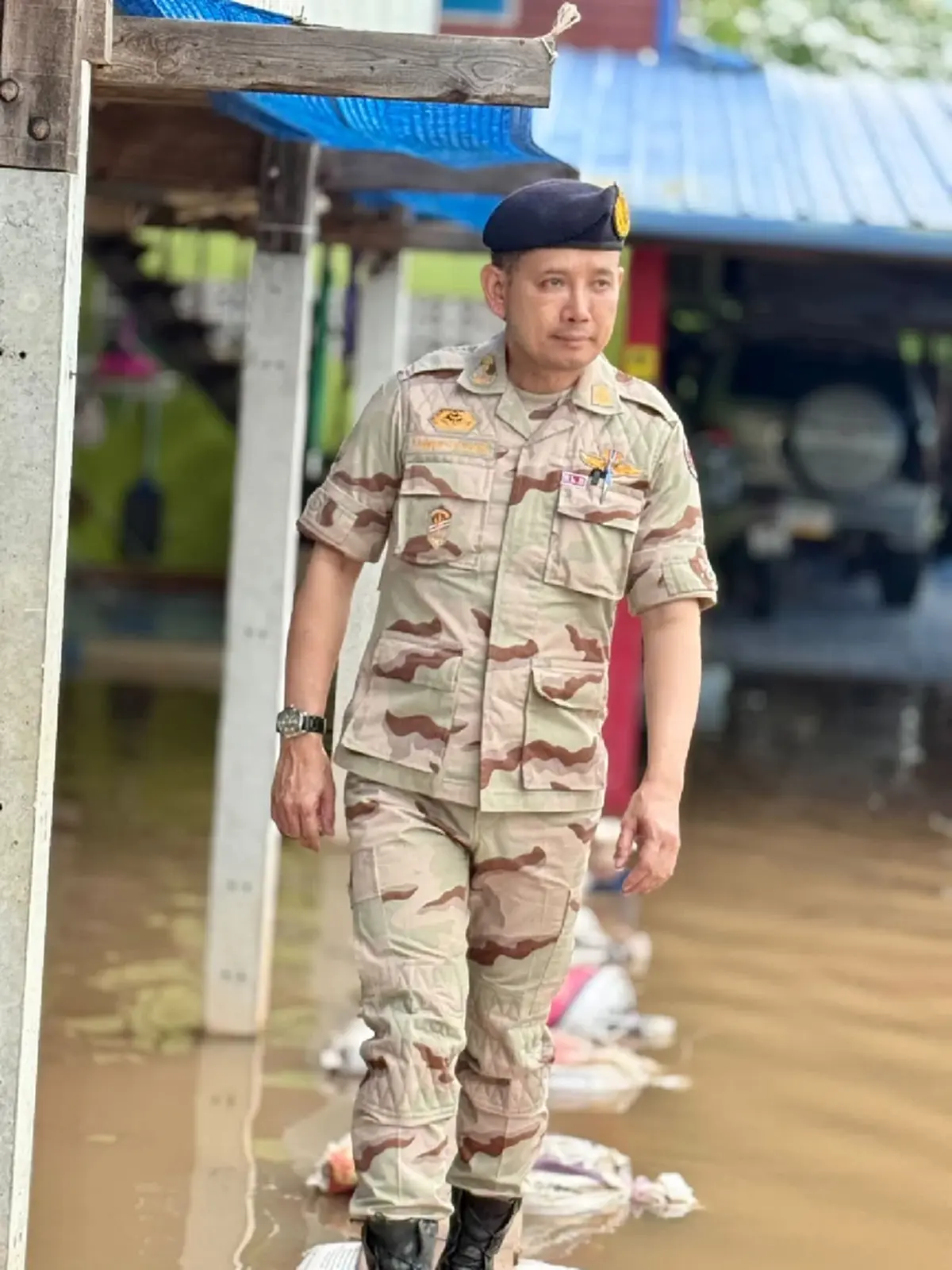 ชาวบ้านแห่คอมเมนต์ เพจนายอำเภอบ้านสร้าง หลังถูกเด้งฟ้าผ่า