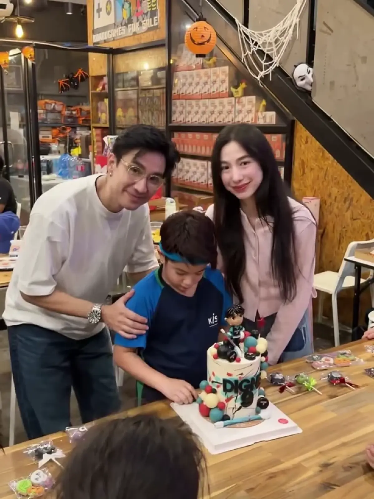 "กัปตัน-เอ้ก" ร่วมเฟรมฉลองวันเกิด "น้องดิน" ลูกชายครบ 9 ขวบ 