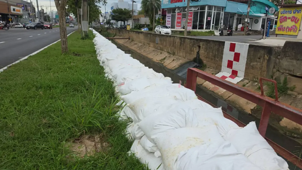 ชาวบ้านหาดใหญ่โวยวางกระสอบทรายคลอง 30 เมตร จี้ตั้งเครื่องดันน้ำ