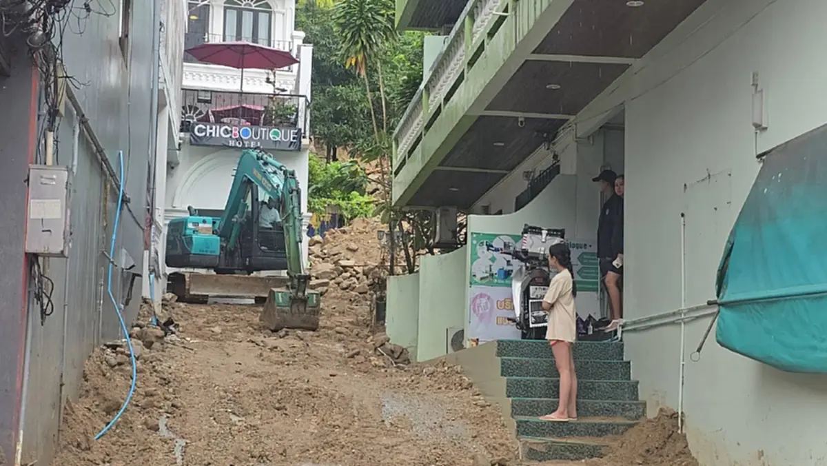 เร่งเคลียร์หินสไลด์ถนนนาใน ป่าตอง จี้รัฐแจงประกันภัย