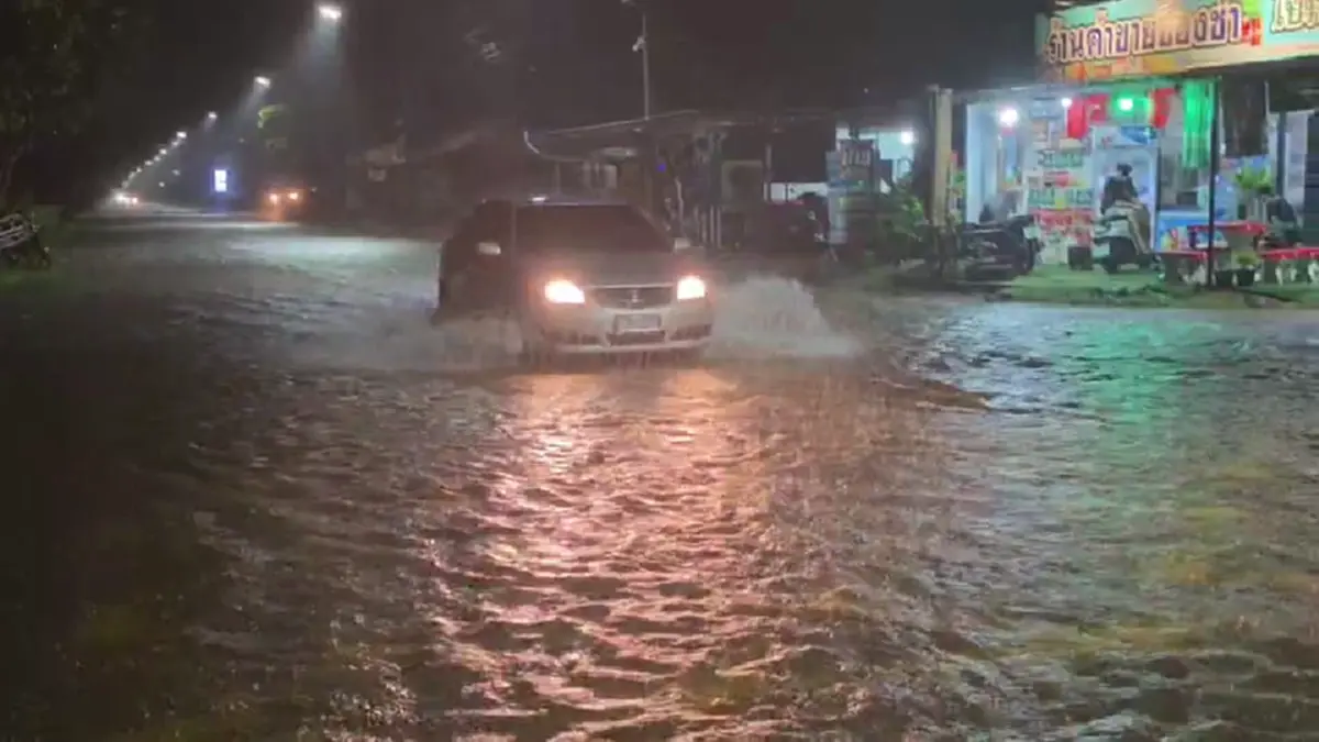 เตือน 5 นาทีฝนถล่มยับ! เมืองกาญจน์จมบาดาล ขนของหนีน้ำวุ่น