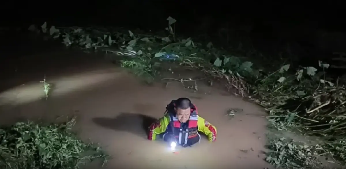 ระดมกู้ภัยค้นหาพระสูญหาย! น้ำป่าซัดรถพระวัดป่าตกบ่อลึก