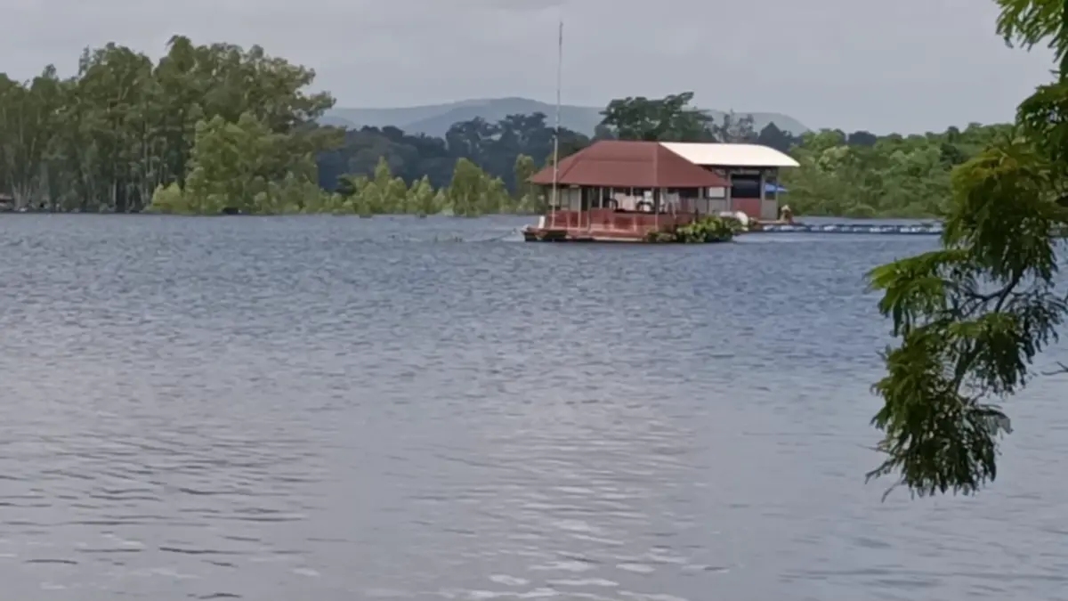 อ่างห้วยไม้เต็งราชบุรีจ่อล้นสปริงเวย์ เร่งระบายน้ำด่วน
