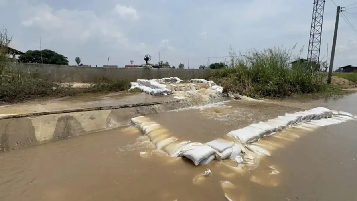อ่างทองระทึก! กระสอบทรายพังเอาไม่อยู่ มวลน้ำไหลทะลักท่วมบ้านเรือน