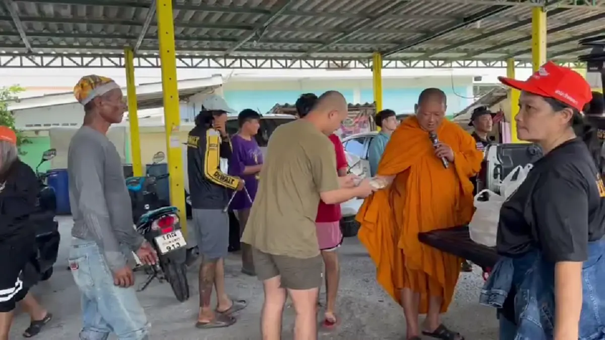 พ่อค้าชลบุรี ขนผักเต็มคันถวาย "พระครูป้อม" ทำข้าวกล่องแจกพานทอง
