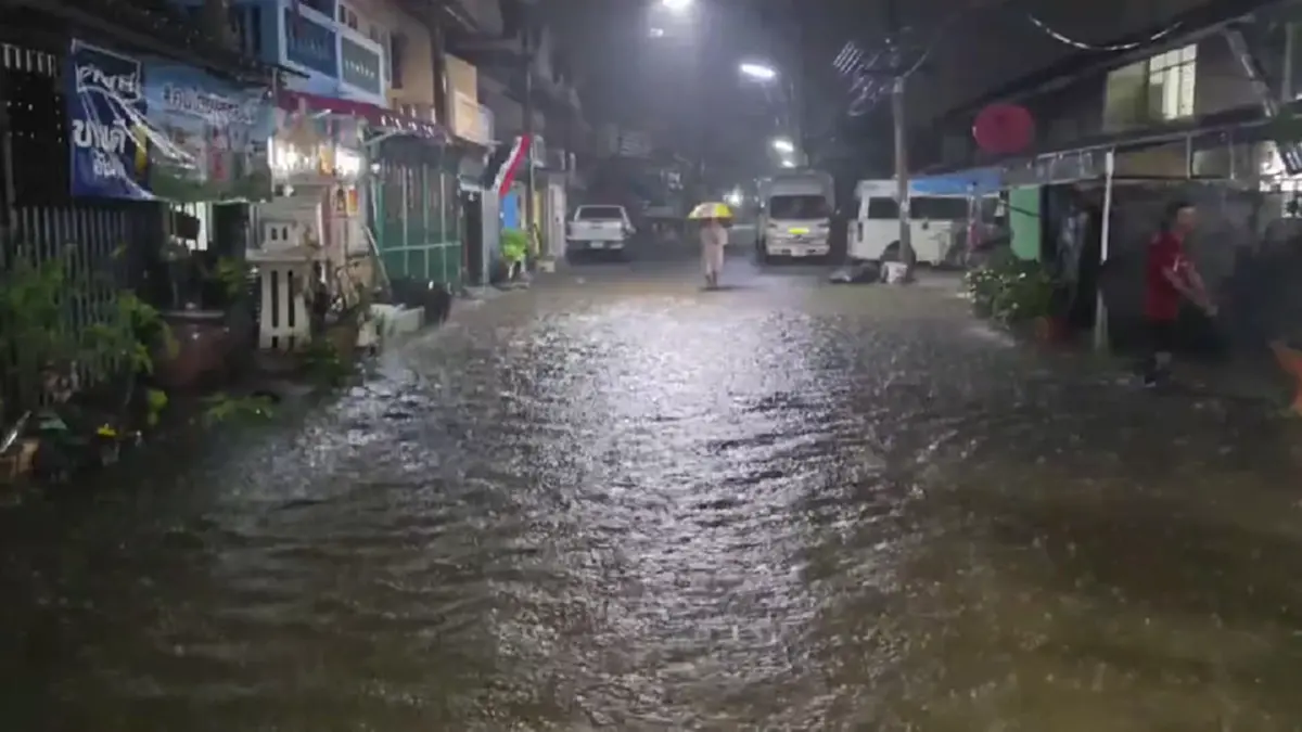เตือน 5 นาทีฝนถล่มยับ! เมืองกาญจน์จมบาดาล ขนของหนีน้ำวุ่น