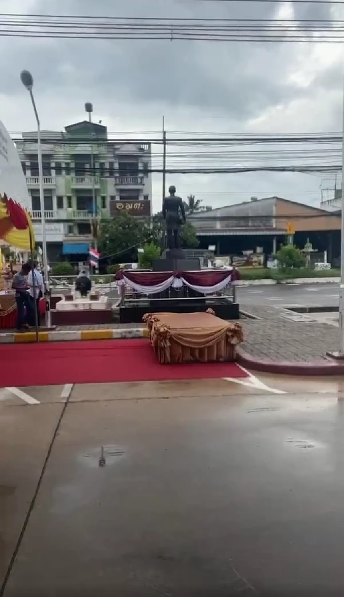 ทะเบียนรถเครนยกรูปหล่อเสด็จเตี่ย ขนลุกฝนหยุดตรงฤกษ์ 09.09 น.