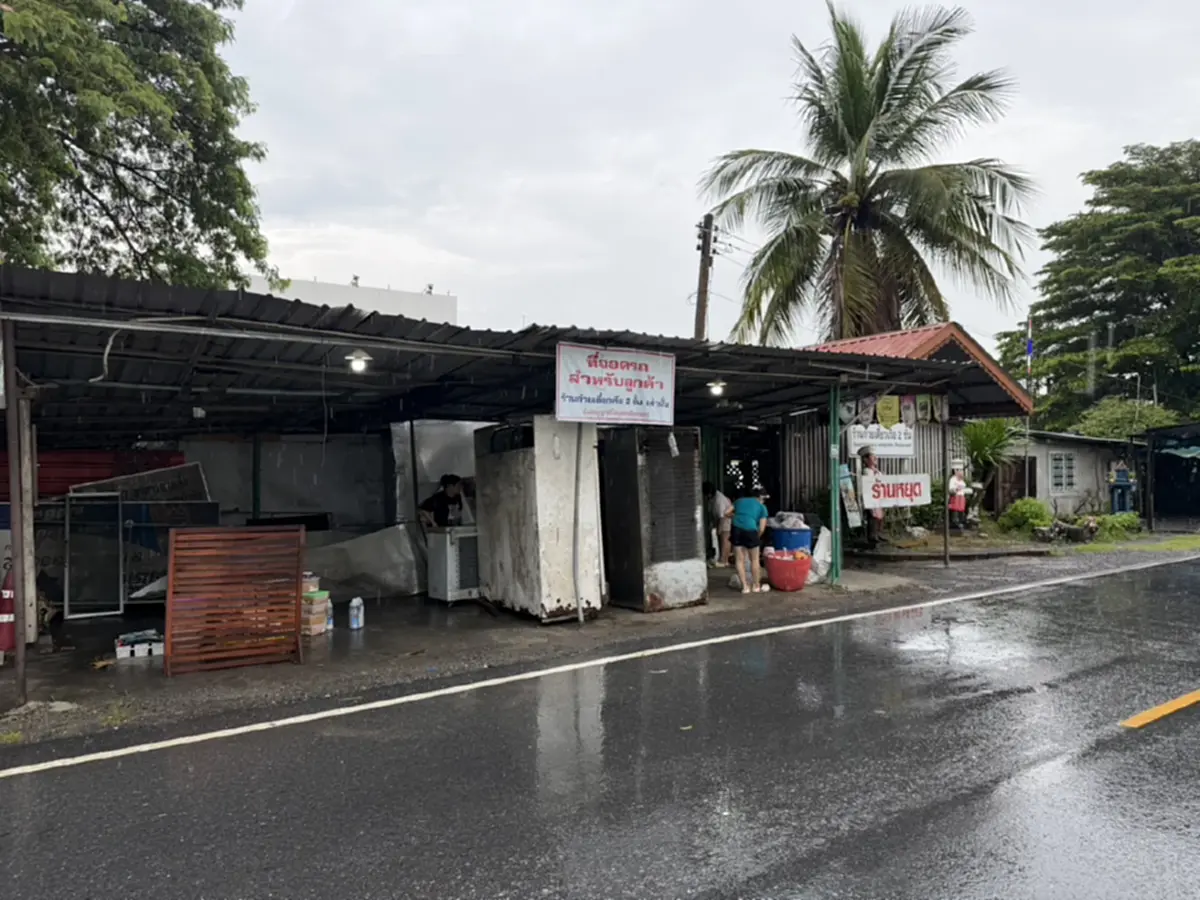 น้ำคลองรังสิตทะลักท่วมร้านก๋วยเตี๋ยวเรือ 70 ซม. เร่งขนย้ายหนี